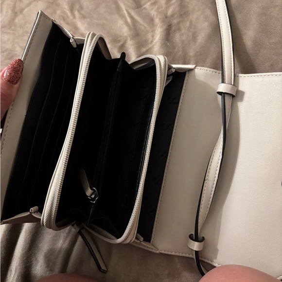 Simply Vera Floral Lavender Crossbody Purse - Picture 5 of 6